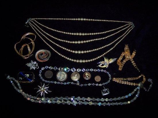 Appraisal: A quantity of costume jewellery including marcasite necklaces etc