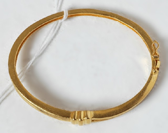 Appraisal: CROSSOVER BRACLET IN CT GOLD