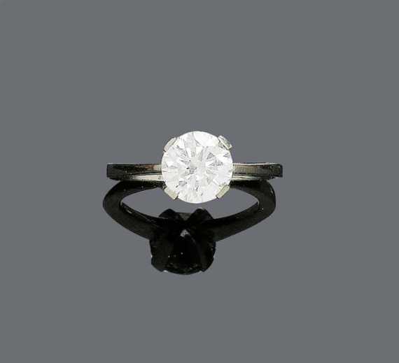 Appraisal: DIAMOND RING White gold Classic solitaire model set with brilliant-cut