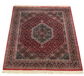 Appraisal: Hand knotted Indo-Bidjar wool rug having a blue medallion within