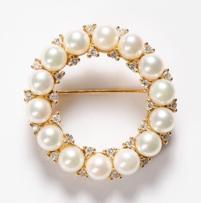 Appraisal: PEARL DIAMOND AND FOURTEEN KARAT GOLD BROOCH The yellow gold