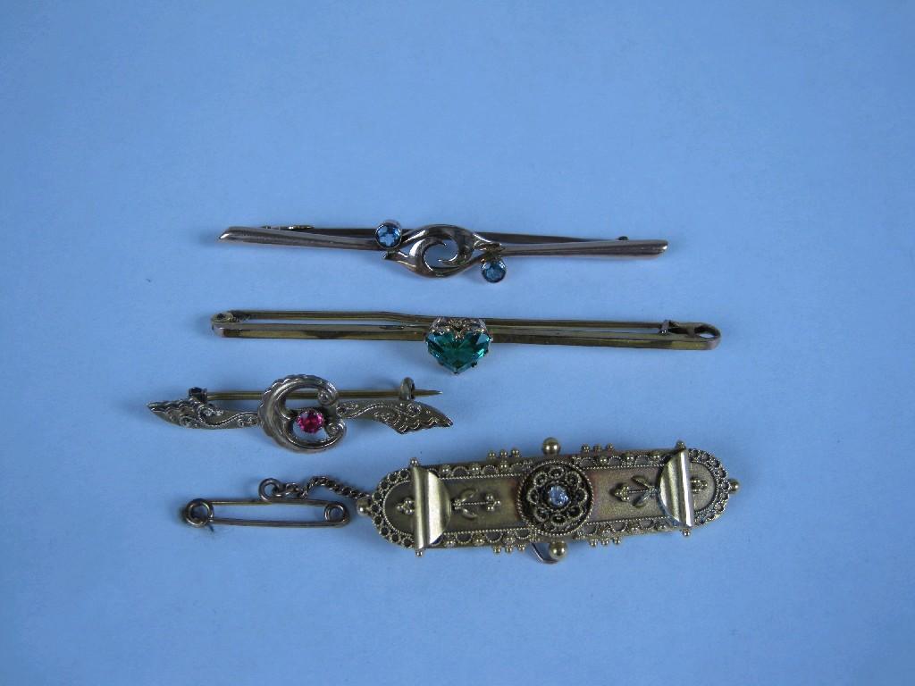 Appraisal: A Victorian Bar Brooch claw-set single old-cut diamond a Bar