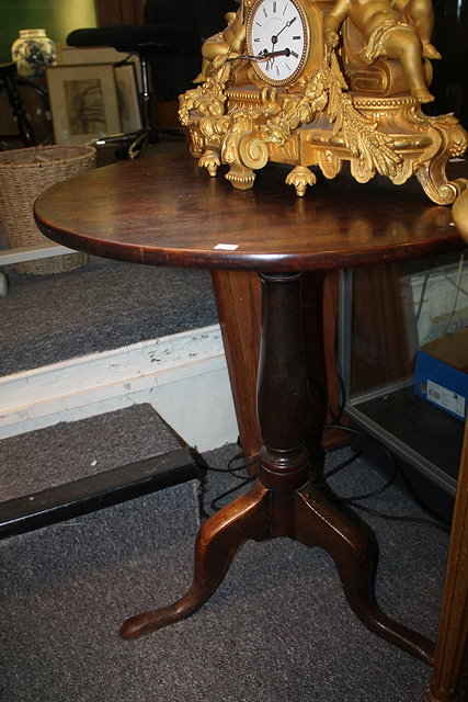 Appraisal: A GEORGE III CIRCULAR OCCASIONAL TABLE on tripod supports cm