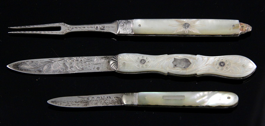 Appraisal: A Georgian folding fork with silver blade and mother of