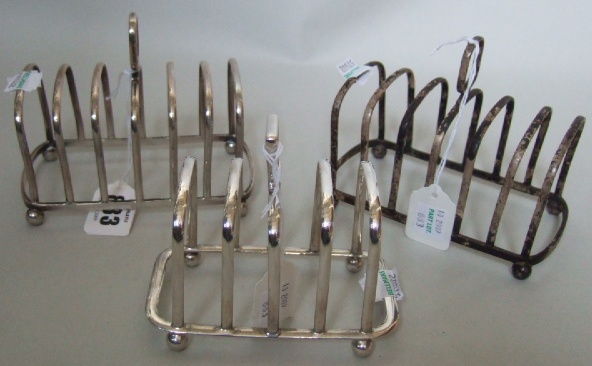 Appraisal: A silver seven bar toastrack raised on spherical feet London