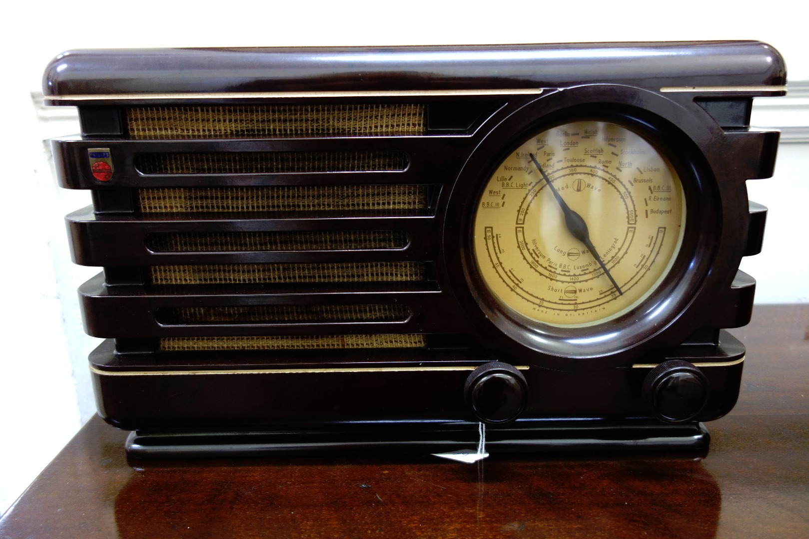 Appraisal: A Philips A valve radio in cream lined brown case