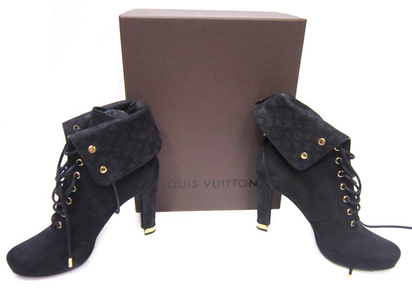 Appraisal: A PAIR OF LADIES LOUIS VUITTON ANKLE BOOTS WITH BOX