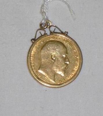 Appraisal: A GOLD SOVEREIGN dated in ct gold pendant mount