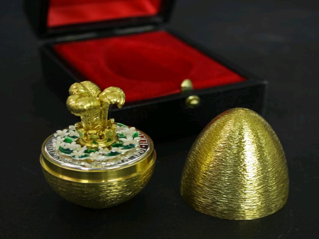 Appraisal: Stuart Devlin limited edition silver-gilt commemorative gilt silver egg the