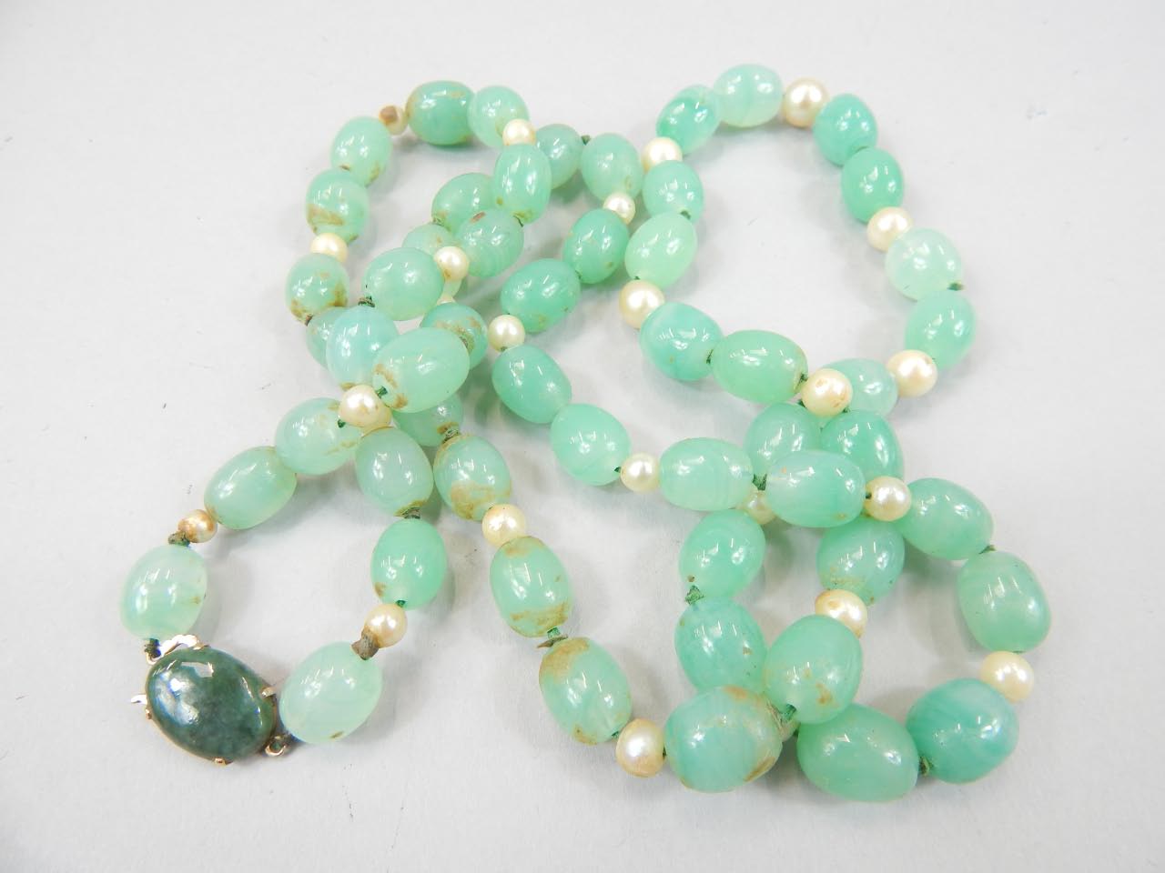 Appraisal: A string of Chinese green jadeite and pearl beads the