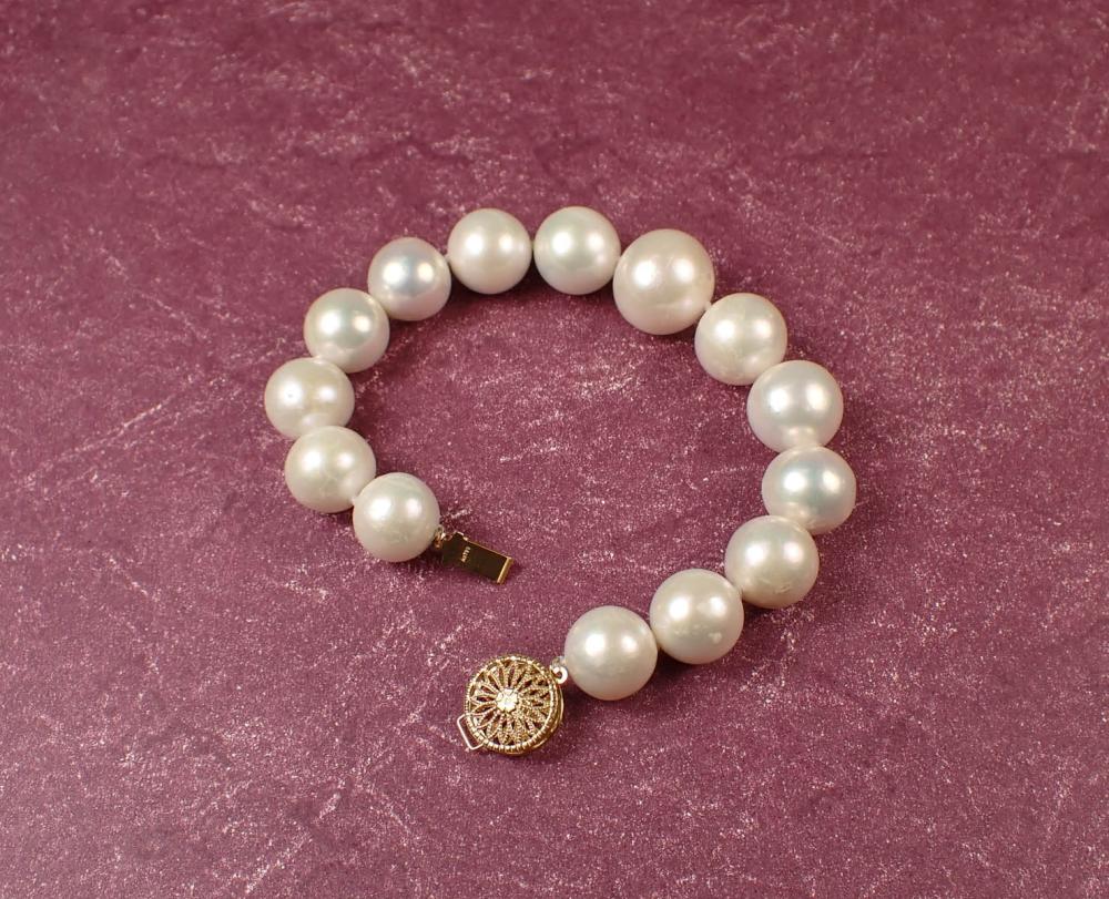 Appraisal: SOUTH SEA PEARL AND EIGHTEEN KARAT GOLD BRACELET hand-knotted strand