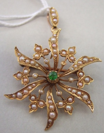 Appraisal: A gold demantoid garnet and seed pearl set pendant brooch