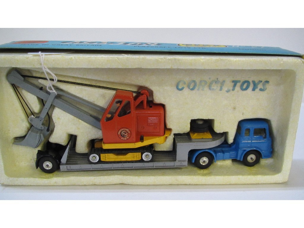 Appraisal: Corgi gift set no - machinery carrier with Bedford tractor