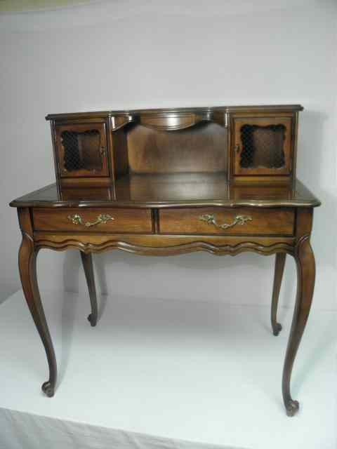 Appraisal: Petite French provincial mahogany finish writing desk by Delwood Condition