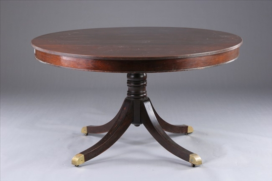 Appraisal: FEDERAL STYLE SINGLE-PEDESTAL EXTENDING DINING TABLE th century Circular top