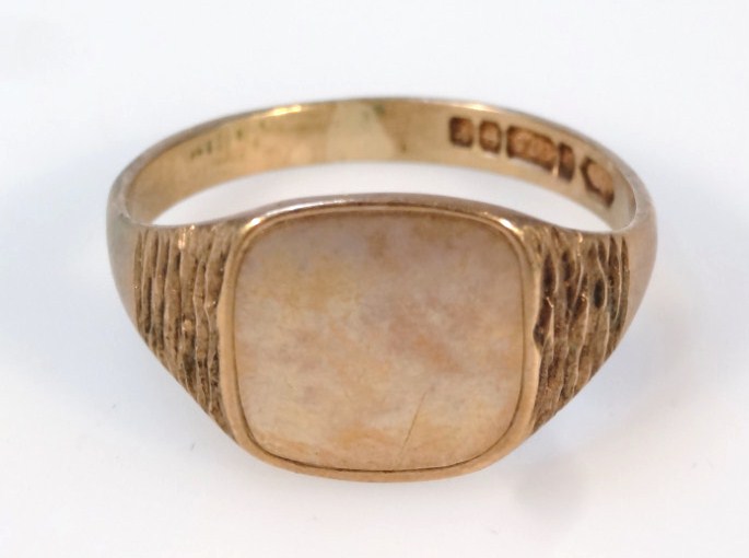 Appraisal: A gentleman's ct gold signet ring with plain centre and