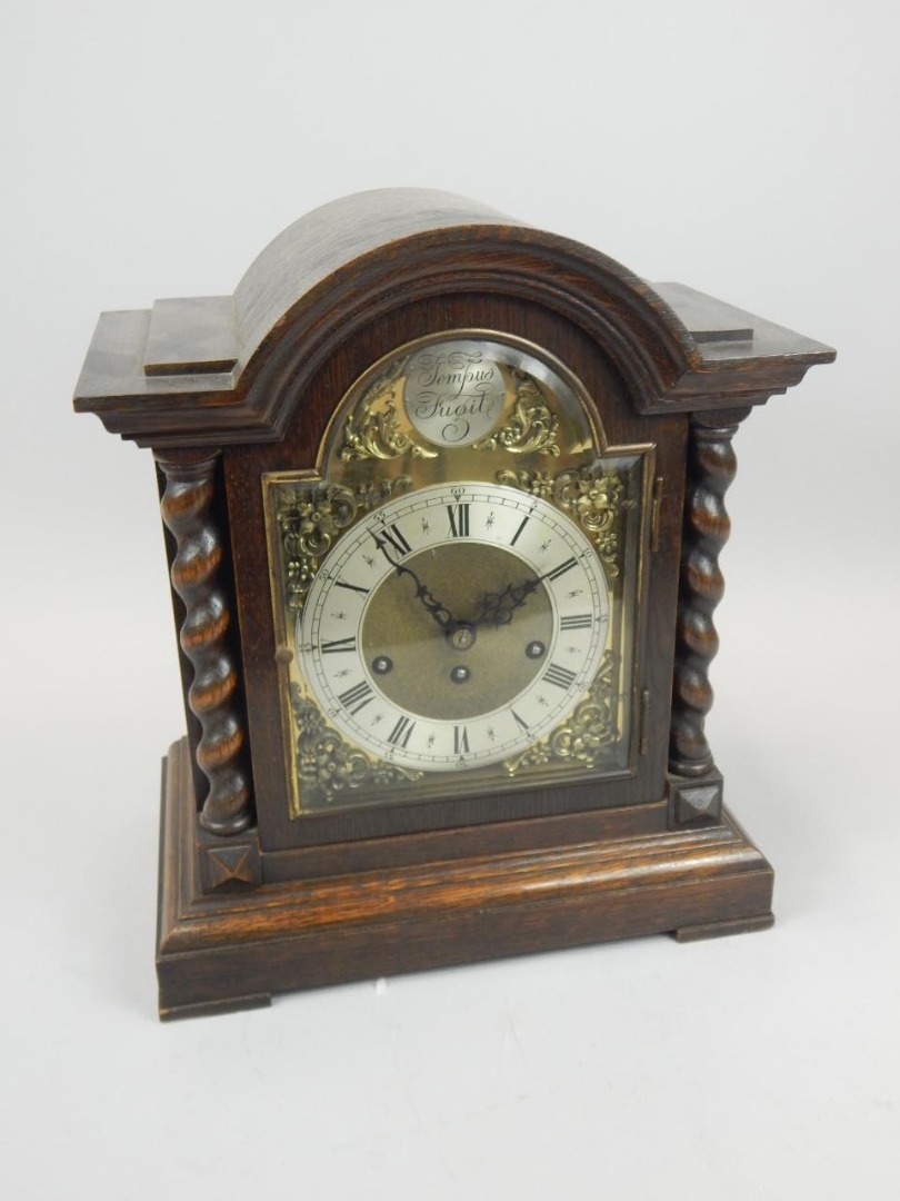 Appraisal: An early thC mantel clock in an oak case with