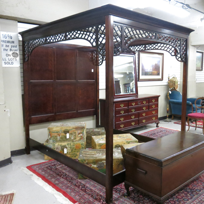 Appraisal: MAHOGANY QUEEN CANOPY BED American Chippendale style modern Overall dimensions