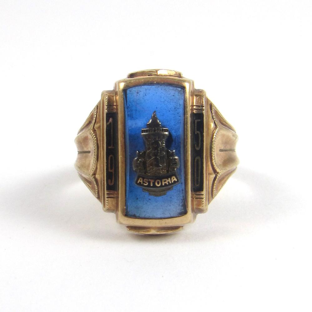 Appraisal: MEN'S VINTAGE ASTORIA YELLOW GOLD RING The Astoria Column ring