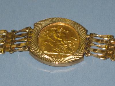 Appraisal: A GOLD HALF SOVEREIGN dated in ct gold gate bracelet