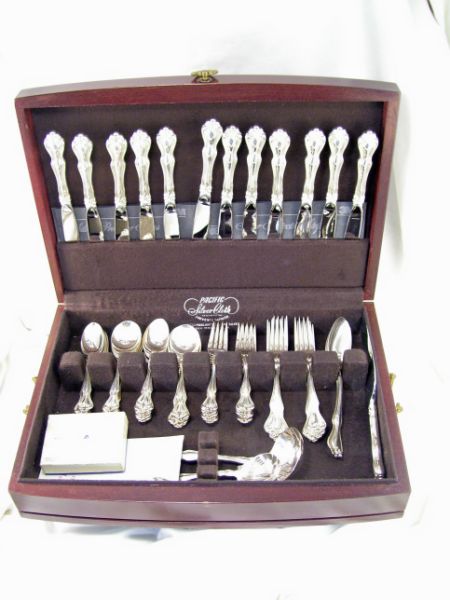 Appraisal: pcs Westmoreland Geo Martha Washington Sterling flatware set includes -