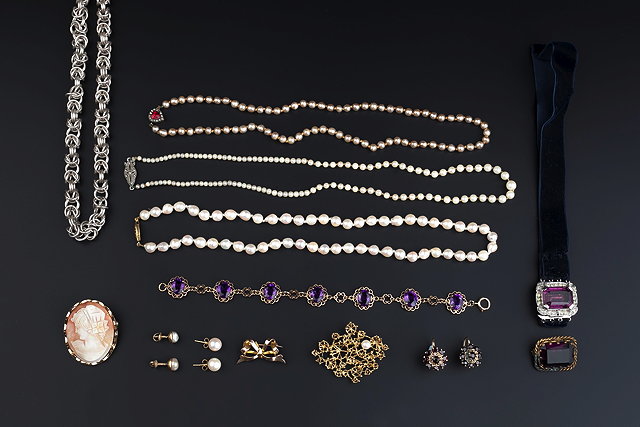 Appraisal: A COLLECTION OF JEWELLERY comprising a cultured pearl set panel