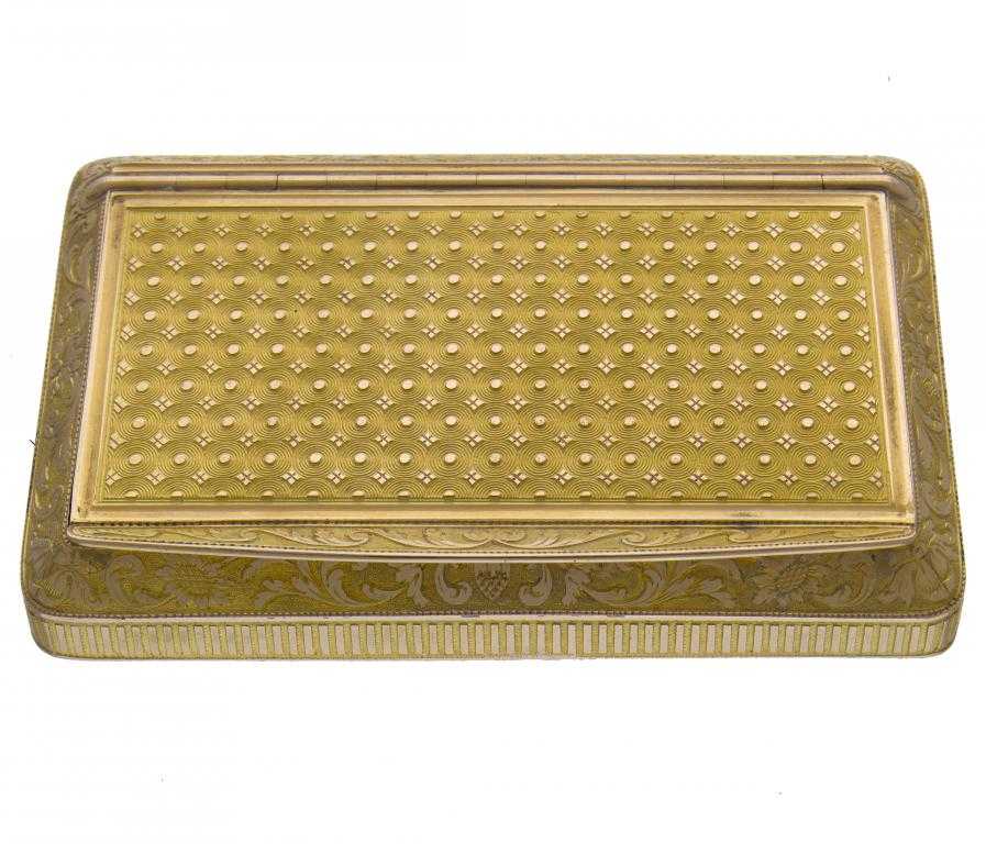 Appraisal: A FINE FRENCH GOLD SNUFF BOX engine turned with a