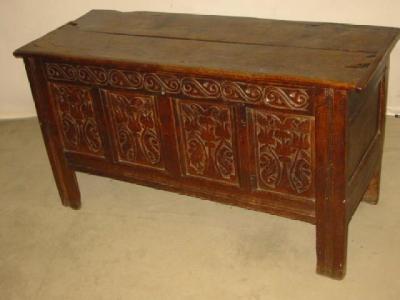 Appraisal: AN OAK PANELLED COFFER the hinged plank lid opening to