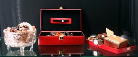 Appraisal: A leatherette jewellery box containing various items of jewellery and