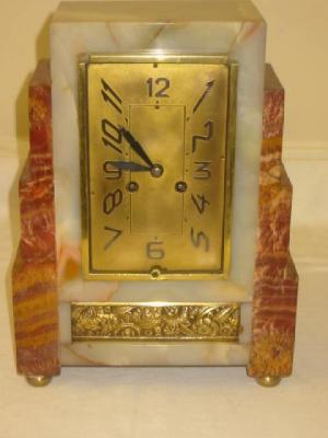 Appraisal: AN ART DECO MANTEL CLOCK the eight day French movement