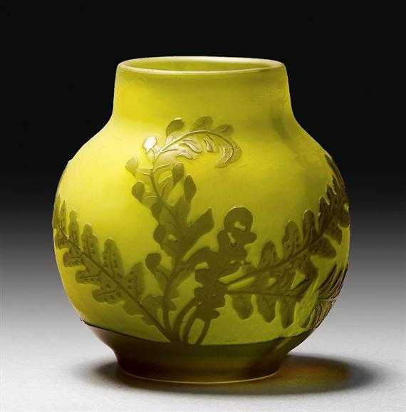 Appraisal: EMILE GALLE VASE vers Verre jaune doubl vert grav l'acide