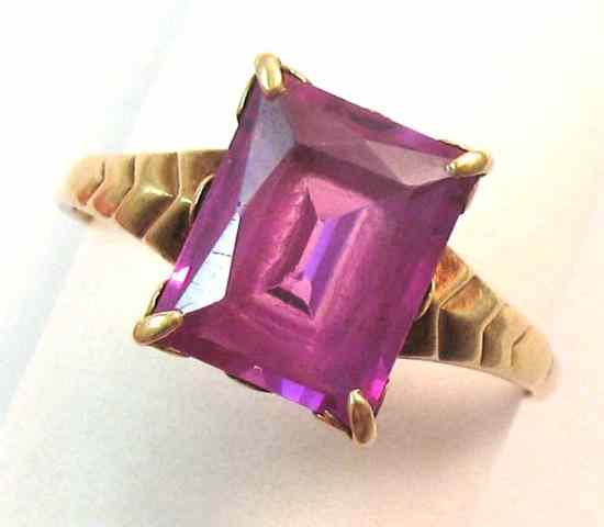 Appraisal: PINK SAPPHIRE AND YELLOW GOLD RING k gold set with