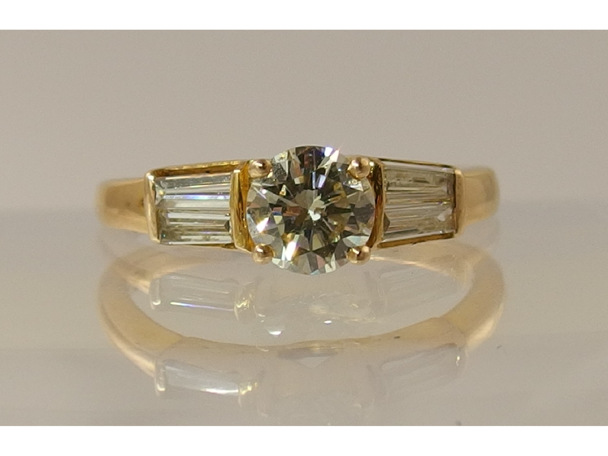 Appraisal: A yellow metal ring set with a ct diamond with