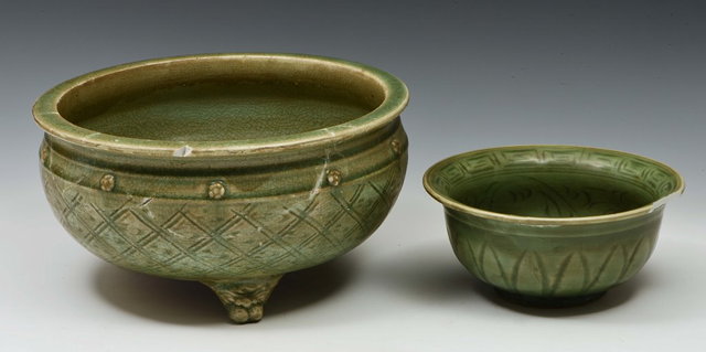 Appraisal: A CHINESE CHEKIAN CELADON BOWL on tripod feet decorated with