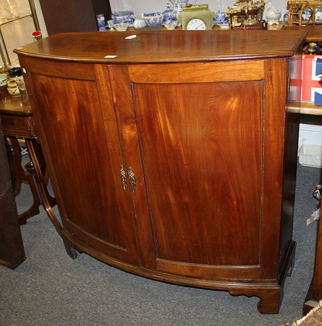 Appraisal: AN EDWARDIAN MAHOGANY BOW FRONT CUPBOARD interior with two shelves