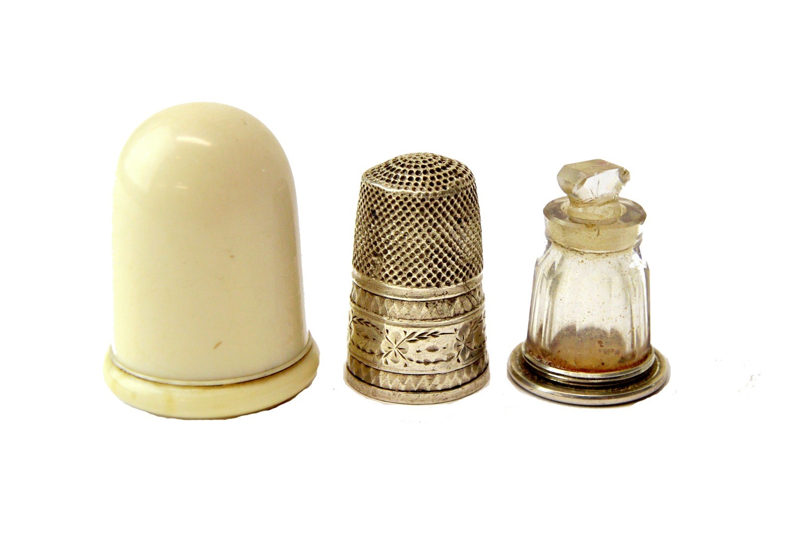 Appraisal: An early th century ivory unmarked silver thimble and glass