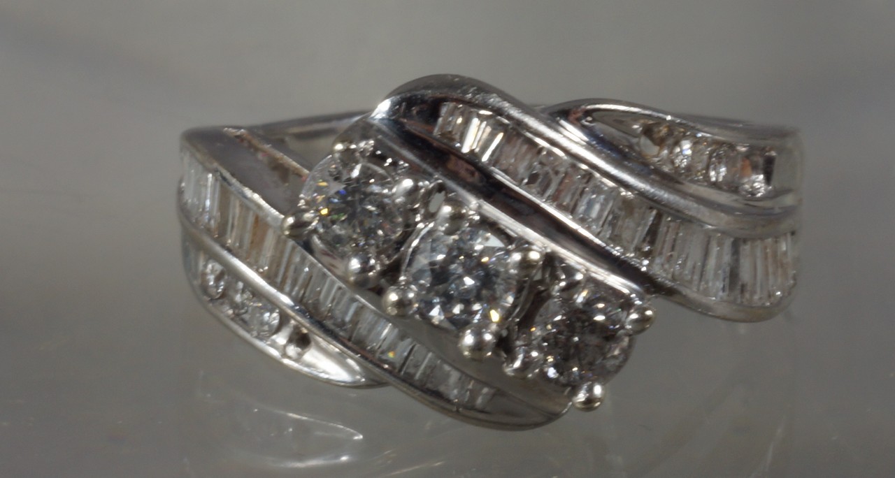 Appraisal: K WG diamond cocktail ring center with a row of