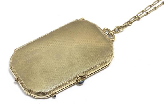 Appraisal: A GOLD NECESSAIRE DE SOIR ON A CHAIN circa Yellow