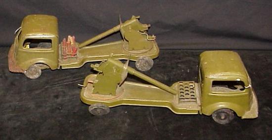 Appraisal: Two Kingsbury metal windup military trucks with revolving guns and