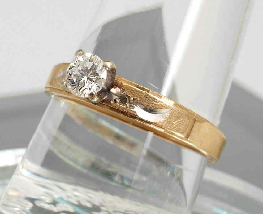 Appraisal: CT DIAMOND ENGAGEMENT RING K yellow gold ring centers round