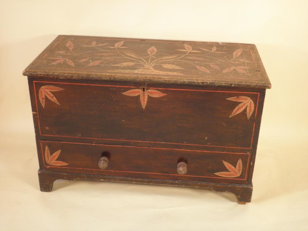 Appraisal: A mid thC painted pine mule chest the hinged top