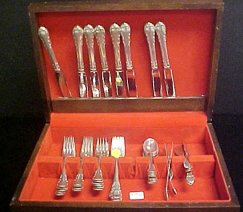 Appraisal: Lunt sterling silver flatware set Modern Victorian pattern monogrammed consisting