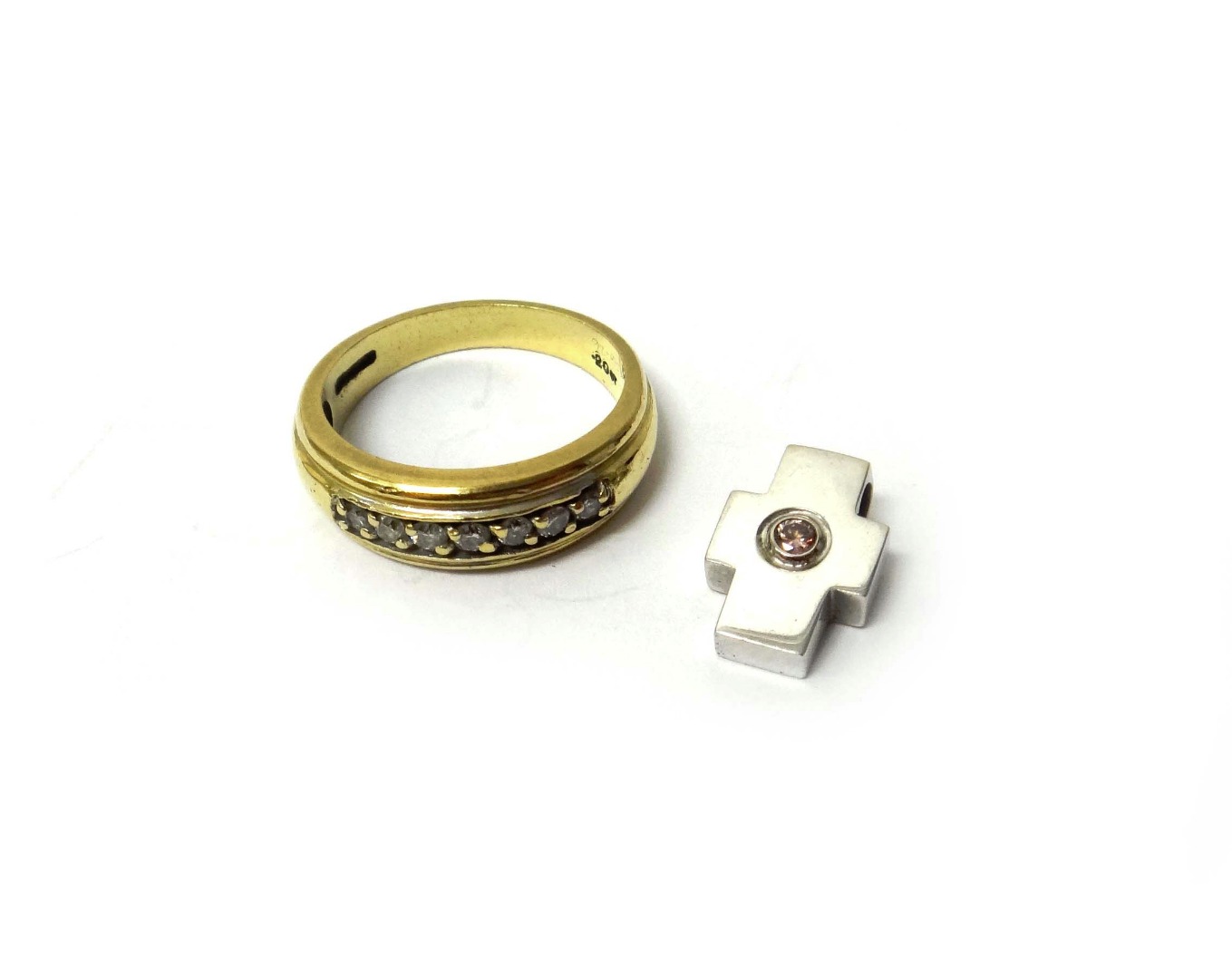 Appraisal: A ct gold and diamond set ring mounted with a