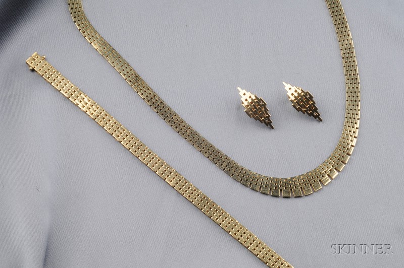 Appraisal: kt Gold Suite comprising a necklace bracelet and earclips composed