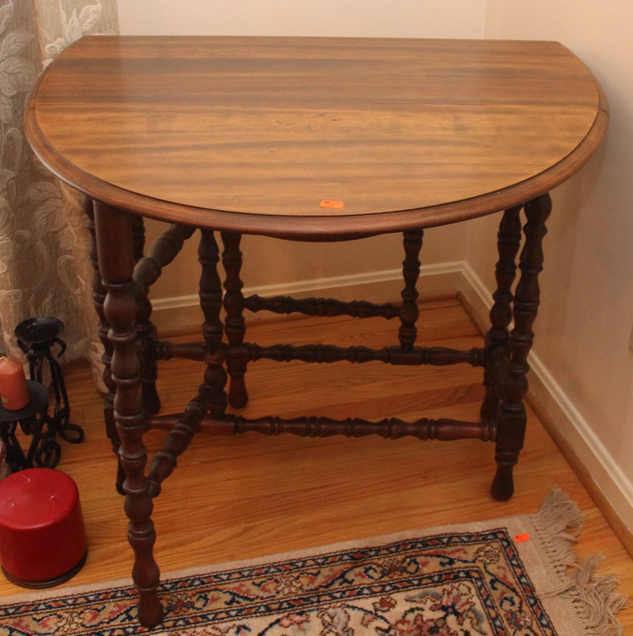 Appraisal: William and Mary style drop leaf gate-leg table turned walnut