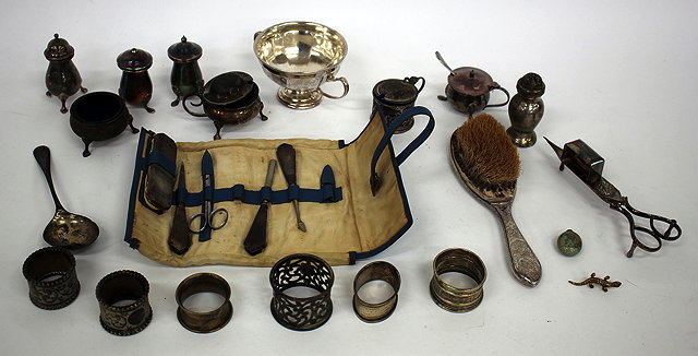 Appraisal: A SMALL QUANTITY OF VARIOUS WHITE METAL AND SILVER ITEMS