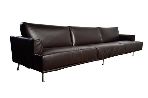 Appraisal: AN IMPRESSIVE ITALIAN CASSINA SOFA IN BROWN LEATHER A LARGE