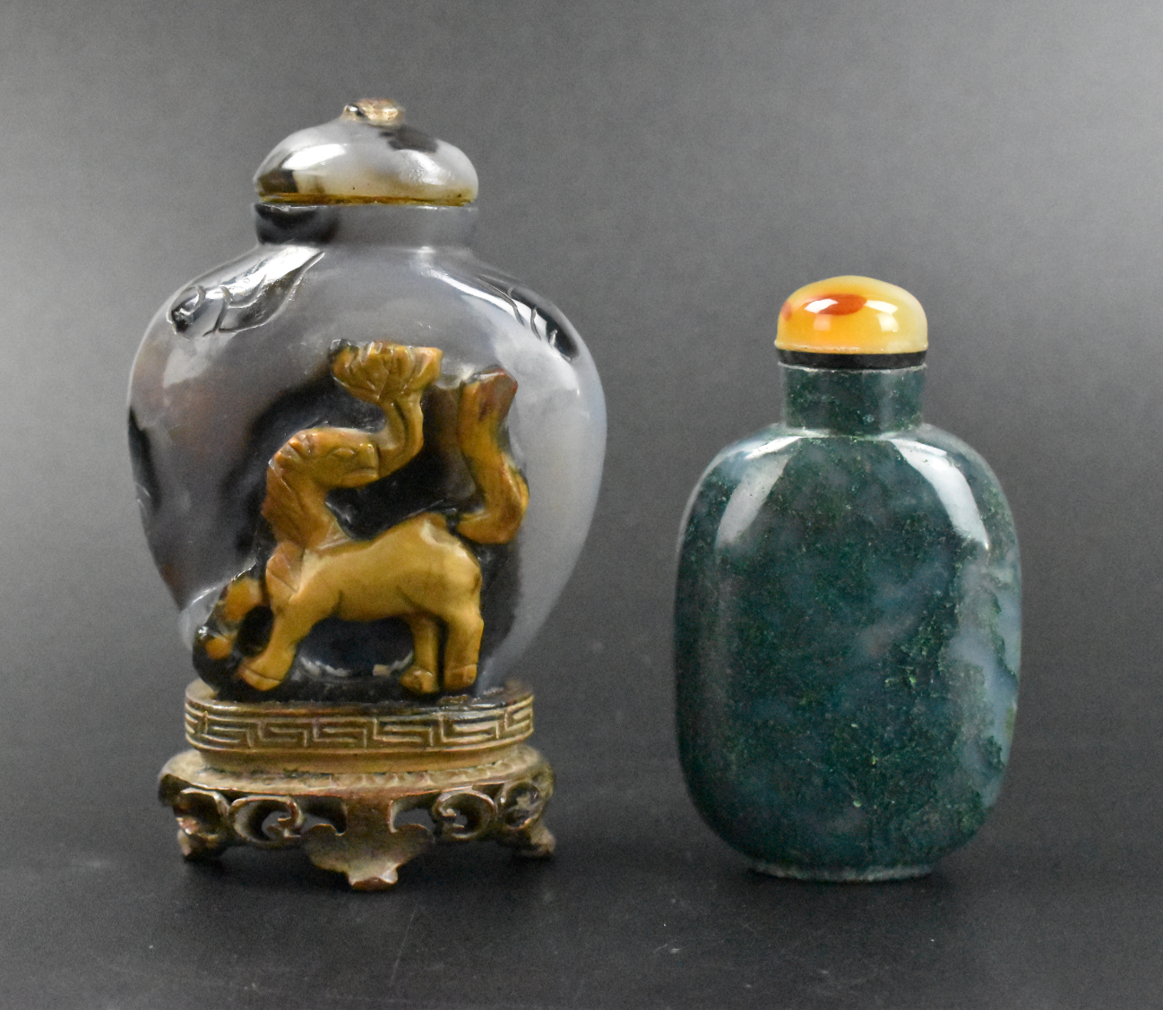 Appraisal: A pair of Chinese agate carved snuff bottles dating from