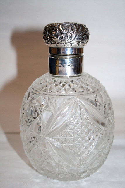 Appraisal: A VICTORIAN SILVER MOUNTED CUT GLASS SCENT BOTTLE hinged silver