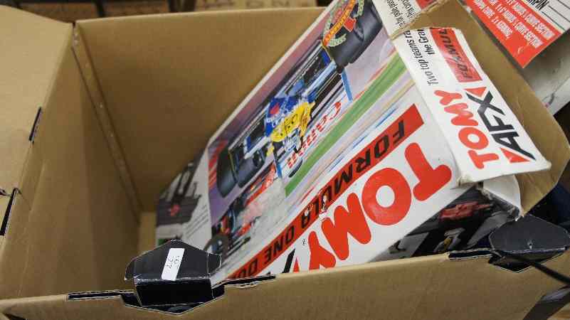 Appraisal: A Tomy Formula One Duel Scaletric set with track cars